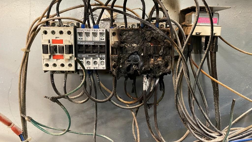 Brandgeschädigtes Schütz in einer Schaltanlage — Beispiel für Brandrisiko